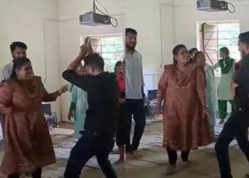 तम्मा तम्मा पर झूमीं झारखंड की प्रधानाध्यापिका, वायरल हुआ वीडियो!