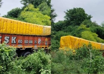 सिंदरी में अनियंत्रित ट्रक सड़क से उतर कर नाले में गिरा