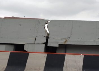 रांची का कांटाटोली फ्लाईओवर एक साल में ही सवालों के घेरे में, गार्डवॉल में दिखी दरार