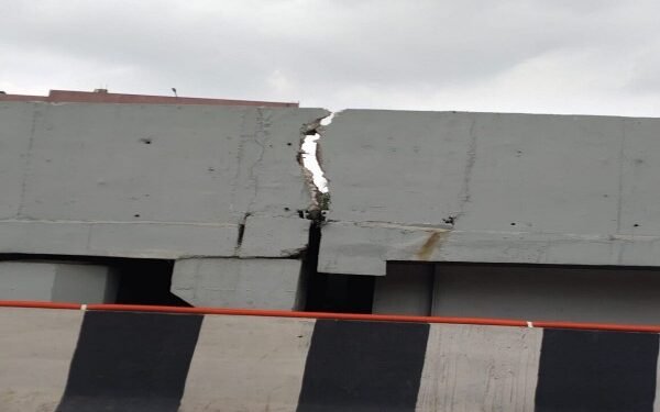 रांची का कांटाटोली फ्लाईओवर एक साल में ही सवालों के घेरे में, गार्डवॉल में दिखी दरार