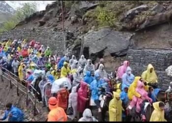 Break on Kedarnath Yatra: One devotee died after being buried under heavy debris, Yatra suspended