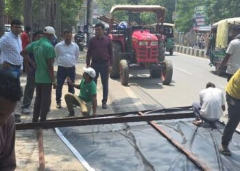 Big action by Ranchi Municipal Corporation: Illegal hoardings put up without permission were removed