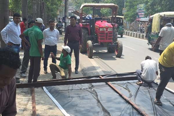 Big action by Ranchi Municipal Corporation: Illegal hoardings put up without permission were removed