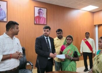 Chhattisgarh train accident: Rs 50,000 assistance to the families of two workers from Dhanbad on their death, Deputy Commissioner handed over the cheque