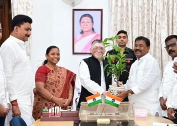 Jharkhand: Demand to continue intermediate enrollment and appoint tribal teachers as Vice Chancellor, Bandhu Tirkey submitted a memorandum to the Governor
