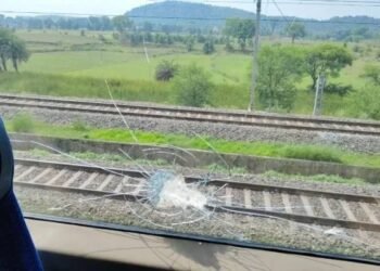 Stone pelting on Vande Bharat Express again, chaos on Rourkela-Puri route, panic among passengers