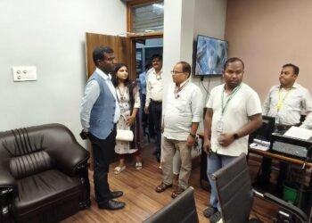 Ranchi Deputy Commissioner did a surprise inspection of Collectorate Block-A, show-cause notice issued to absent employees