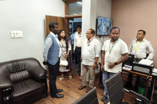 Ranchi Deputy Commissioner did a surprise inspection of Collectorate Block-A, show-cause notice issued to absent employees