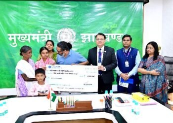 Chief Minister Hemant Soren gave Rs 2.66 crore as financial assistance to the family of martyred constable Sunil Dhan