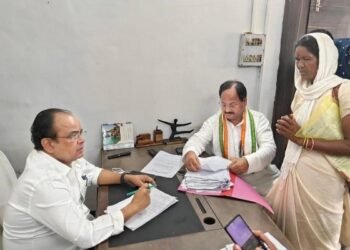 Ranchi: Janata Darbar held in Congress Bhawan, Minister Dr. Irfan Ansari solved 97 public problems instantly