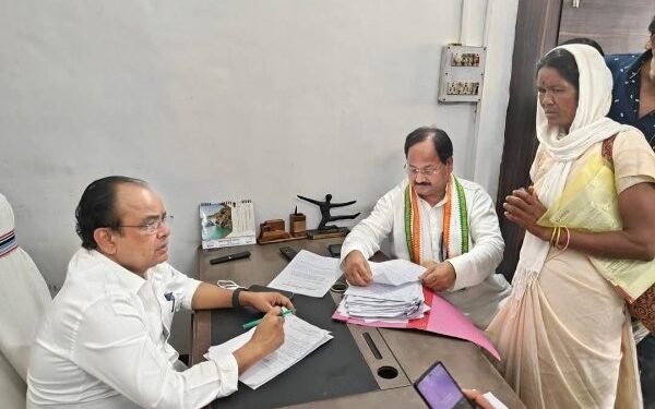 Ranchi: Janata Darbar held in Congress Bhawan, Minister Dr. Irfan Ansari solved 97 public problems instantly