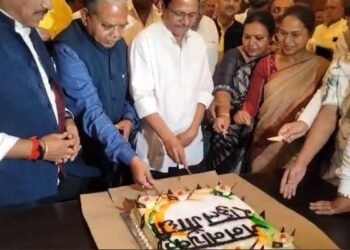 Jharkhand Congress celebrated Rahul Gandhi's birthday by cutting cake at Ranchi Press Club, many leaders including Hemant Soren and Haji Matloob Imam wished him