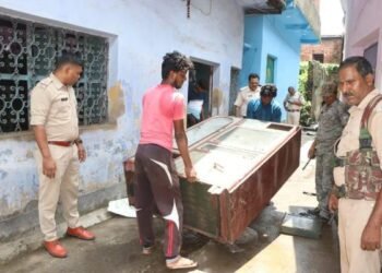 Police seized the house of Wasseypur gangster Prince Khan's brother Hrithik, furniture and documents were confiscated