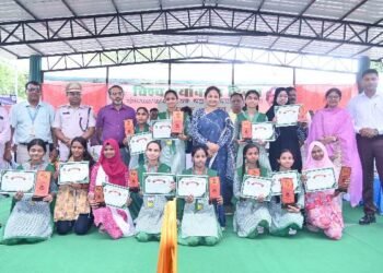 On World Environment Day, Kalpana Soren planted trees in Giridih's CM School of Excellence and honored meritorious girl students