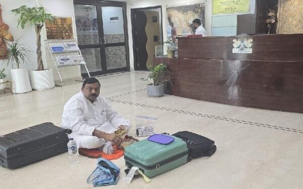 BJP MLA staged a sit-in protest after not getting a room in Jharkhand Bhawan in Delhi