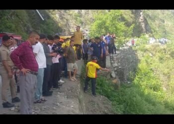 Uttarakhand Accident: रुद्रप्रयाग में अलकनंदा नदी में गिरी 18-सीटर बस, एक की मौत, कई घायल