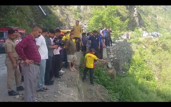Uttarakhand Accident: रुद्रप्रयाग में अलकनंदा नदी में गिरी 18-सीटर बस, एक की मौत, कई घायल
