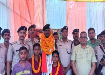 Operation Sindoor's hero BSF jawan Rajesh Kumar was given a grand welcome at Gomo station