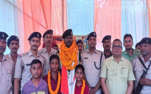 Operation Sindoor's hero BSF jawan Rajesh Kumar was given a grand welcome at Gomo station