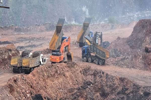 Due to continuous rain, the condition of Bansjoda, Basdevpur and Kanakani collieries worsened, production stopped