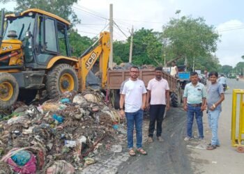 कुमारधुबी-कालीमंडा मार्ग पर ज़िप सदस्य गुलाम कुरैशी ने निजी खर्चे पर कराया कचरा सफाई अभियान