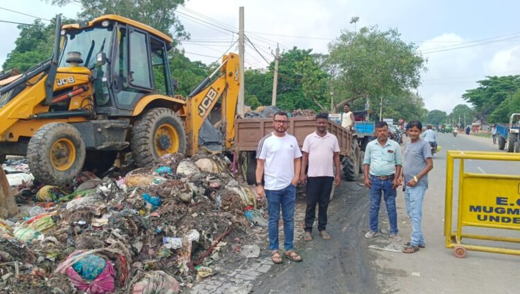 कुमारधुबी-कालीमंडा मार्ग पर ज़िप सदस्य गुलाम कुरैशी ने निजी खर्चे पर कराया कचरा सफाई अभियान
