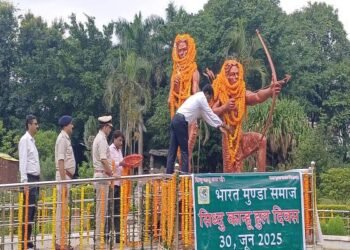 संथाल हूल दिवस: DC भजंत्री ने सिदो-कान्हू के प्रतीमा को मल्यार्पण कर दी श्रद्धांजलि, कहा...