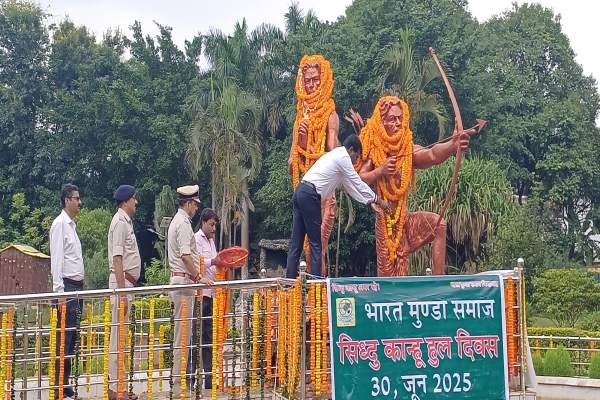 संथाल हूल दिवस: DC भजंत्री ने सिदो-कान्हू के प्रतीमा को मल्यार्पण कर दी श्रद्धांजलि, कहा...