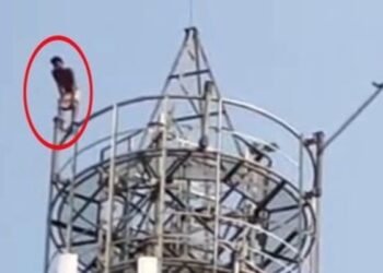 Gumla's Veeru climbed the tower! High voltage drama happened on a 130 feet high tower