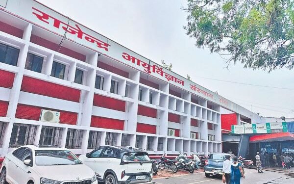 रांची में रिम्स की चौथी मंजिल से युवक ने लगाई छलांग, गंभीर हालत में भर्ती