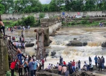 पुणे में इंद्रायणी नदी पर बना पुल टूटा