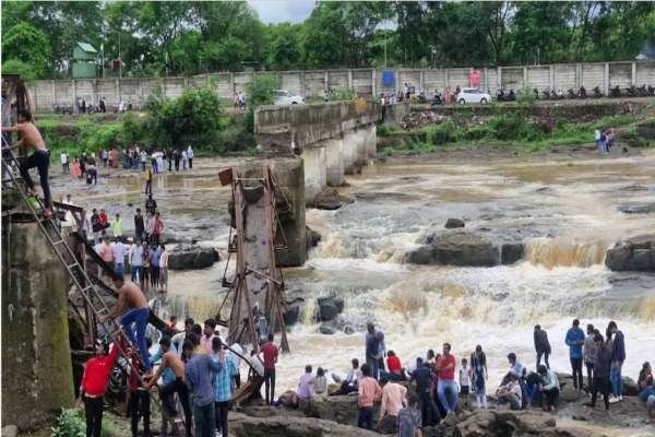 पुणे में इंद्रायणी नदी पर बना पुल टूटा