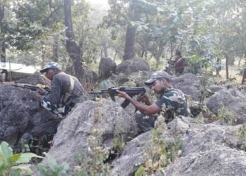 बोकारो में पुलिस-नक्सली मुठभेड़: लुगू पहाड़ी पर दो नक्सली ढेर, कोबरा का एक जवान घायल