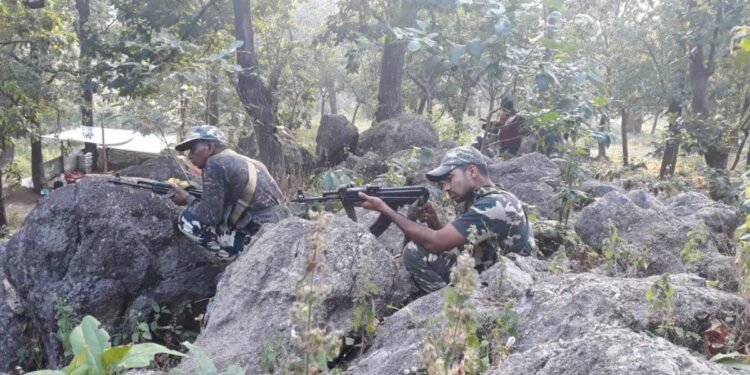 बोकारो में पुलिस-नक्सली मुठभेड़: लुगू पहाड़ी पर दो नक्सली ढेर, कोबरा का एक जवान घायल