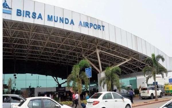 रांची एयरपोर्ट में बड़ा हादसा टला, बारिश से गिरी दीवार का हिस्सा