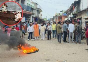 गुमला: मंदिर में तोड़ी गई मूर्ति और शिवलिंग, सड़को पर उतरें आक्रोशित ग्रामिण