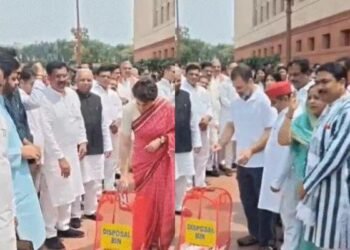 बिहार वोटर वेरिफिकेशन मुद्दे पर संसद में विपक्ष का हंगामा, राहुल-प्रियंका ने किया मार्च