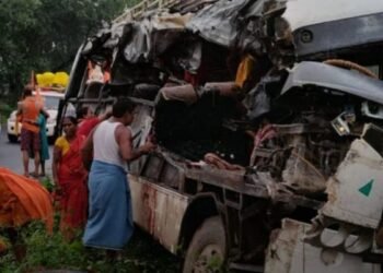 Breaking News: Bus of devotees going to Basukinath collided with a truck, 5 dead, 23 injured