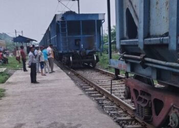 The coupling of the goods train broke near Bansjoda railway station, a major accident was averted – due to the presence of mind of the gateman, an accident was averted