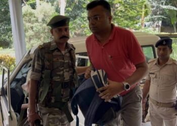 ACB's big action on Doctor's Day: Dr Satish, in-charge of Chauparan Hospital, caught taking a bribe of Rs 4000!