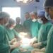 Trying to give a new life to a critical patient, the surgical team took a big step
