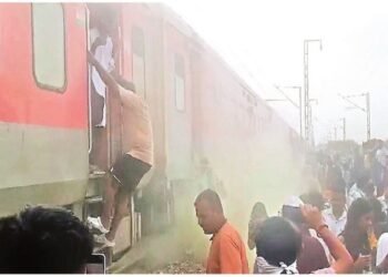 A major accident was averted in the Garib Rath Express going from Delhi to Ranchi, smoke rose from G-5 coach, many passengers injured