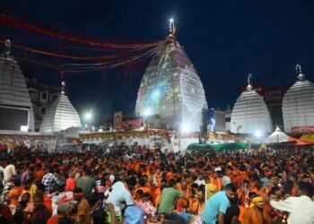 On the first Monday, a flood of Shiva devotees, 8 KM long queue of devotees, more than 2 lakh devotees reached Baba Dham