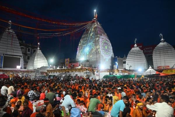 On the first Monday, a flood of Shiva devotees, 8 KM long queue of devotees, more than 2 lakh devotees reached Baba Dham