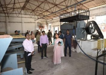 Minister Shilpi Neha Tirkey conducted a surprise inspection of the Land Conservation Office and Lac Center, gave instructions to expedite the schemes