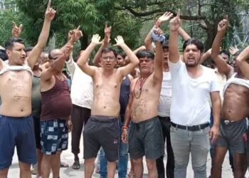 Half naked protest by HEC employees: Anger erupted against outsourcing, know the whole reason