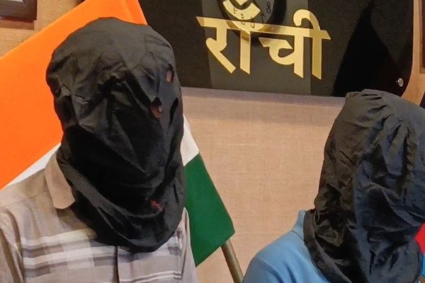 Alcohol was being smuggled under the cover of cotton, two arrested, more than 23 thousand bottles seized