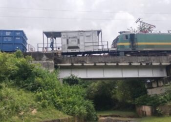 Giridih News: Goods train derailed near Salaiya station, several coaches derailed after collision.