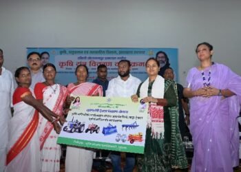 Agricultural equipment distribution scheme worth Rs 7 crore organized in Gumla | Farmers got tractors, pump sets and other equipment