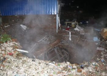 Another land razed incident in Jharia, old 407 car parked near Indira Chowk got buried in the ground